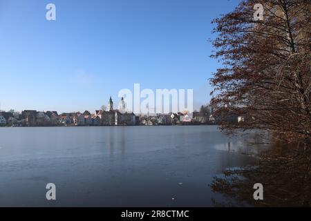 Bad Waldsee liegt auf einer Insel zwischen zwei Seen - dem Stadtsee im Osten und dem kleineren Schlossee. Stockfoto