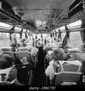 Derzeit 33-1-1960: Wenn die nordischen Menschen mit dem Bus ins Ausland fahren, ist das die beste aller Zeiten. Unter lautem Gesang und mit Magenpillen in ihren Koffern werden nationale Grenzen in Scharen gebrochen. In diesem Bericht sind die Personen in den Bildern und im Text nicht identisch. Mögliche Ähnlichkeit ist rein zufällig. Foto: Ivar Aaserud / Aktuell / NTB ***FOTO NICHT ABGEBILDET*** Stockfoto