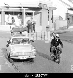 Derzeit 31-6-1960: Der Feiertag steht vor Tausenden von Menschen, die mit dem Auto oder Zelt in Urlaub fahren. Foto: Aage Storløkken / Aktuell / NTB ***FOTO NICHT VERARBEITET*** Stockfoto