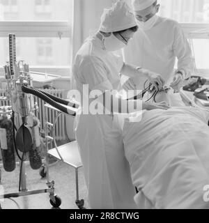 Stromstärke 16-9-1960: Ein Blick ins Gehirn für fünf Stunden der Chirurg stand am Kopf des Patienten. Und nicht eine von ihnen konnte ihn ausruhen, weil ihm ein Mensch sein Leben anvertraut hatte. Den Mitarbeitern von Aktuell wurde gestattet, die Operation bei Rikshospitalet in Oslo zu verfolgen. Foto: Aage Storløkken / Aktuell / NTB ***FOTO NICHT VERARBEITET*** Stockfoto