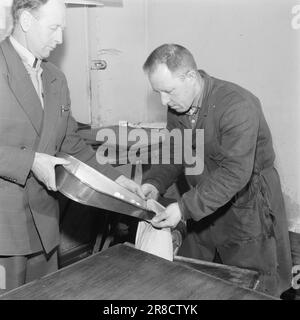 Aktuell 6-2-1960: Geburt und Tod der Krone Aktuell folgte dem Erstellungsprozess eines Kronenstücks in Mynta. Foto: Ivar Aaserud / Aktuell / NTB ***FOTO NICHT ABGEBILDET*** Stockfoto