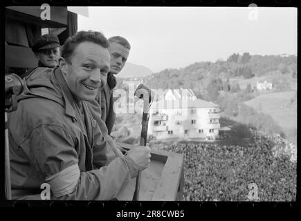 Actual 47-4-1960 : luftiger Schwebeflug ohne Schnee Bergen's Ski Circle zusammen mit Fana Idrettslag und Hoppsportens Freunden organisierten Rennen in Lilletvedtbakken in Fana außerhalb von Bergen. Der Abflusskanal war mit zerstoßenem Eis von Bergen Fiskeinwiesi überzogen. Foto: Sverre A. Børretzen / Aktuell / NTB ***FOTO NICHT IMAGE PROCESSED*** Stockfoto