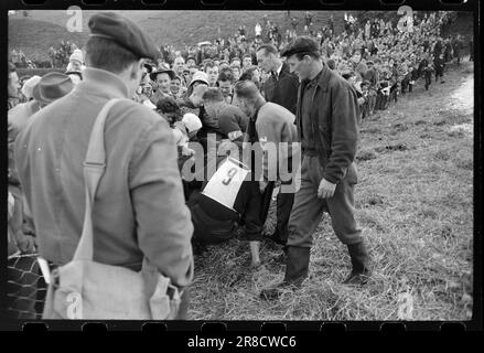 Actual 47-4-1960 : luftiger Schwebeflug ohne Schnee Bergen's Ski Circle zusammen mit Fana Idrettslag und Hoppsportens Freunden organisierten Rennen in Lilletvedtbakken in Fana außerhalb von Bergen. Der Abflusskanal war mit zerstoßenem Eis von Bergen Fiskeinwiesi überzogen. Foto: Sverre A. Børretzen / Aktuell / NTB ***FOTO NICHT IMAGE PROCESSED*** Stockfoto