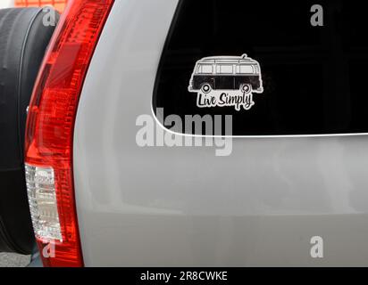 Ein Vinylaufkleber oder -Aufkleber mit dem Bild eines Volkswagen-Busses, der an einem Fenster eines Autos in Abingdon, Virginia, befestigt ist. Stockfoto