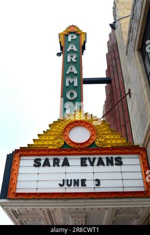 Ein Konzert der Countrymusiksängerin und Songwriterin Sara Evans wurde auf dem Marquee des Paramount Theater in Bristol, Tennessee, geworben. Stockfoto