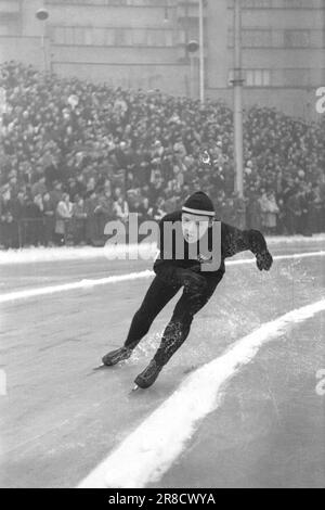 Tatsächlich 4-6-1947: WC auf EisskatingBoil für 10 Sekunden. Die Eiskunstlauf-Weltmeisterschaft 1947 verlief im Stil aller vorherigen großen Rennen dieses Jahres. Der Höhepunkt waren zweifellos die 10.000 Meter, auf denen Sverre Farstad aus Trønder gegen Finn Lassi Parkkinen kämpfte. Die Haupttribüne war während des gesamten Rennens voller Spannung, aber die trønder konnte Parkkinen nicht festhalten. Farstad verbrachte genau 10 Sekunden zu viel und wurde finnischer Weltmeister. Foto: Aktuell/NTB ***FOTO NICHT VERARBEITET*** Stockfoto