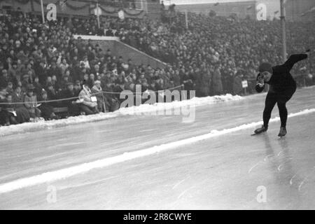 Tatsächlich 4-6-1947: WC auf EisskatingBoil für 10 Sekunden. Die Eiskunstlauf-Weltmeisterschaft 1947 verlief im Stil aller vorherigen großen Rennen dieses Jahres. Der Höhepunkt waren zweifellos die 10.000 Meter, auf denen Sverre Farstad aus Trønder gegen Finn Lassi Parkkinen kämpfte. Die Haupttribüne war während des gesamten Rennens voller Spannung, aber die trønder konnte Parkkinen nicht festhalten. Farstad verbrachte genau 10 Sekunden zu viel und wurde finnischer Weltmeister. Foto: Aktuell/NTB ***FOTO NICHT VERARBEITET*** Stockfoto