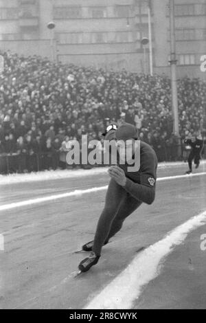 Tatsächlich 4-6-1947: WC auf EisskatingBoil für 10 Sekunden. Die Eiskunstlauf-Weltmeisterschaft 1947 verlief im Stil aller vorherigen großen Rennen dieses Jahres. Der Höhepunkt waren zweifellos die 10.000 Meter, auf denen Sverre Farstad aus Trønder gegen Finn Lassi Parkkinen kämpfte. Die Haupttribüne war während des gesamten Rennens voller Spannung, aber die trønder konnte Parkkinen nicht festhalten. Farstad verbrachte genau 10 Sekunden zu viel und wurde finnischer Weltmeister. Foto: Aktuell/NTB ***FOTO NICHT VERARBEITET*** Stockfoto