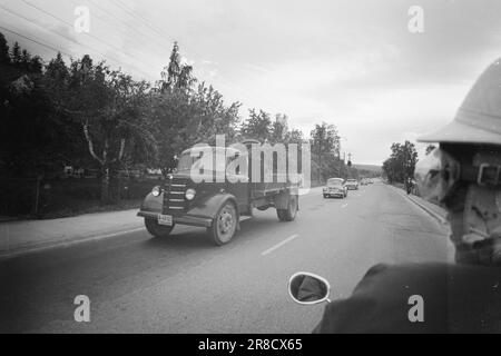 Aktuell 30-5-1960: Tod durch Geschwindigkeit GrinerSpeed Tod Grinsen hinter dem Steuer. Riesige Autokolossusen, wie Lokomotiven, fahren durch die dicht besiedelten Gebiete entlang der Straßen. Die Verkehrspolizei ist ständig auf der Suche und überwacht Schwertransporte mit Radar. Foto: Ivar Aaserud / Aktuell / NTB ***FOTO NICHT ABGEBILDET*** Stockfoto