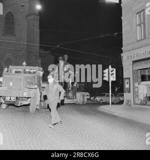 Derzeit 20-2-1960: Amalie auf einer Städtereise Amalie, ihre Freundin und die Kinder wiegen zusammen 2,5 Tonnen und sind 3,5 Meter groß. Sie wurden vom Bildhauer Emil Lie geschaffen und vom Ila-Tal nach Rådhusplassen transportiert, wo sie von einer vier Meter hohen Säule aus über den Hafen blicken. Foto: Ivar Aaserud / Aktuell / NTB ***FOTO NICHT ABGEBILDET*** Stockfoto