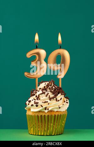 Geburtstagskerze Nummer 39 - Karte zum Hochzeitstag mit grünem Hintergrund Stockfoto