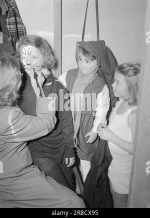 Tatsächlich 01-1947: Das Puppentheater die Kinder erobern die Theater zu Weihnachten, Kindershows werden oft im ganzen Land aufgeführt. Aktuell hat 'eineinhalb Stunden mit dem Weihnachtsmann' im Studioteatret in Oslo besucht. Das Rönnblad-Paar, das das gesamte Theater mit insgesamt 300 Puppen leitet, hat in schwedischen Grundschulen mehr als 5.000 Auftritte gegeben, und jedes Jahr werden die Auftritte von über 60.000 Kindern gesehen. Einer der kleinsten Schauspieler wird erfunden, bevor der Vorhang hochgeht. Foto: Aktuell/NTB ***FOTO NICHT VERARBEITET*** Stockfoto