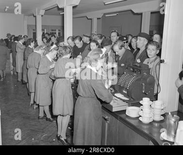 Ist 09-1949: Ende für dieses Jahr. Osterverkehr mit der Bergen Railway. Hier sind geschmackvolle Züge. Foto: Sverre A. Børretzen / Aktuell / NTB ***FOTO IST NICHT BILDVERARBEITET*** Stockfoto