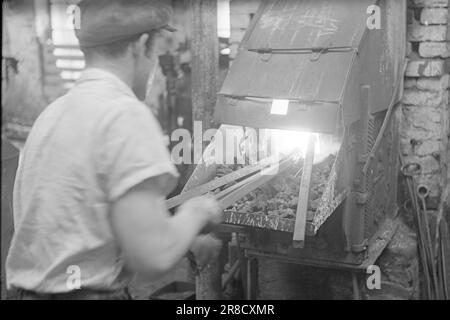 Strom 09-1950: Bereit für den Frühling. Der größte Hersteller landwirtschaftlicher Maschinen, Kvernelands Fabrik in der Zeit auf Jæren, ist auch handwerklicher, aber sehr notwendige landwirtschaftliche Geräte. Foto: Sverre A. Børretzen / Aktuell / NTB ***Foto nicht image PROCESSED*** Stockfoto