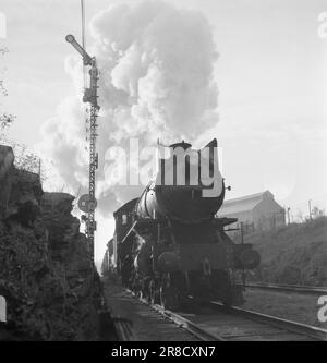 Aktuell 25-26-1948: Fühlen sie sich sicher in einem Zug mit voller Geschwindigkeit [Bild 0079]die Eisenbahn hat immer noch mit den Folgen des Krieges zu kämpfen, die abgenutzte Ausrüstung wurde nicht ersetzt. Dennoch ist die Sicherheit erstklassig. Die NSB ist in Europa führend, wenn es um die Straßenverkehrssicherheit geht. Hier nähert sich der Zug dem Bahnhof und erhält vom Haupteingangssignal den „Clear“ - hier Semaphores. Nach oben geneigter Flügel bedeutet „frei“. Foto; Svein A. Børretzen / Aktuell / NTB ***FOTO NICHT VERARBEITETE BILDER*** Stockfoto