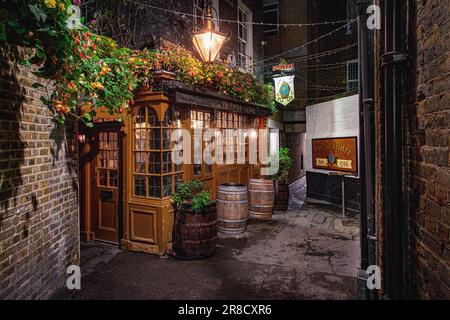 Ye Olde Mitre Tavern, 1773 erbaut, in den Gassen von Holborn, London Stockfoto