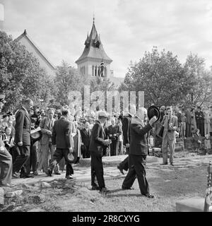 Aktuell 11-1950: Oslo 900 Jahre Jubiläum und die Eröffnung der Stadt HallOslo feiert! Die Stadt ist 900 Jahre alt, erklären die Historiker, und es ist nicht kostenlos, dass man sie darauf sehen kann. Kronprinz Olav, mit Bürgermeister Stokke an seiner Seite, richtet seinen Hut vor den derzeitigen Vertretern der Stadt, der Regierung und ausländischer Hauptstädte. Hinter dem Kronprinzen steht Prinz Harald. Foto: Sverre A. Børretzen / Aktuell / NTB ***FOTO NICHT IMAGE PROCESSED*** Stockfoto