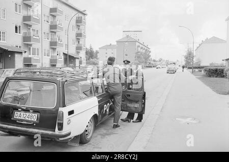 Tatsächlich 22 - 2 - 1974: DUS mit der Police Die Bezirkspolizei ist ein seltsames Phänomen, das als eine Art Pufferzone zwischen dem gewöhnlichen Polizisten und dem Jungen auf der Straße agiert. Der Zweck besteht in erster Linie darin, Verbrechen zu verhindern. Current ist bei den Offizieren Helge Løhren und Lars Stubstad. Foto: Ivar Aaserud / Aktuell / NTB ***FOTO NICHT ABGEBILDET*** Stockfoto