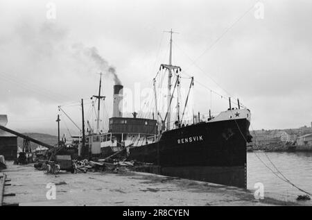 Derzeit 10-9-1960: Schwimmender Sarg Flakke repariert alte Wannen in seiner eigenen Werkstatt, die nicht den professionellen Standards entsprechen. "Rensvik", den Flakke an Trondheim verkauft hat, kurz bevor es abgestürzt ist. Weitere 4 Flakkes Schiffe sind abgestürzt. Foto: Sverre A. Børretzen / Aktuell / NTB ***FOTO NICHT IMAGE PROCESSED*** Stockfoto
