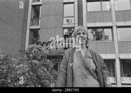 Aktuell 35 - 1 - 1974: Künstler-Touristen in den NorthKunstnernes Hus in Svolvær haben eine enorme Anzahl von Bürstenmachern untergebracht, nachdem sie in der Nachkriegszeit durch eine schlampige Entschädigung für Kriegsschäden festgenagelt wurden. Insgesamt haben 1.613 Künstler, die meisten davon schwedisch, kürzere und längere Aufenthalte im Haus auf dem Knausen versucht. Foto: Bjørn Bjørndal Brøndbo / Aktuell / NTB ***FOTO NICHT VERARBEITET*** Stockfoto