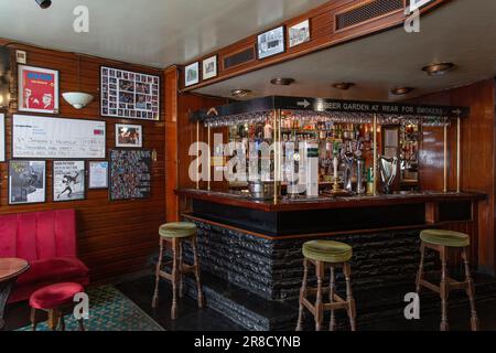 Innenansicht des Shakespeares Head Pub, Arlington Way, London, Großbritannien Stockfoto