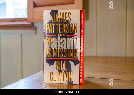 NEW ORLEANS, LA, USA - 19. JUNI 2023: Titelseite von "The President is Missing", einem Roman des ehemaligen Präsidenten Bill Clinton und James Patterson Stockfoto