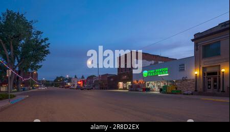 Fort Benton, Montana, USA – 06. Juni 2023: Abendlicher Blick auf die Front Street mit dem Fort Benton Hardware Store Stockfoto