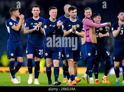 Schottische Spieler loben die Fans am Ende des UEFA Euro 2024 Qualifying Group A-Spiels in Hampden Park, Glasgow. Foto: Dienstag, 20. Juni 2023. Stockfoto