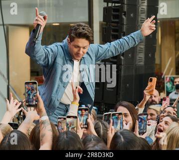 NEW YORK, NY, USA - 09. JUNI 2023: Niall Horan tritt in der NBC „Today“ Show Concert Series auf der Rockefeller Plaza auf. Stockfoto