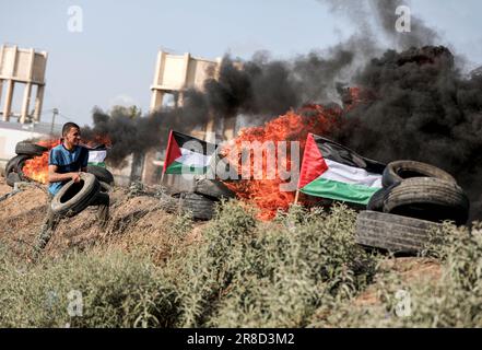 Gaza, Palästina. 19. Juni 2023. Die Palästinenser verbrennen während eines Protests gegen einen israelischen Militärangriff auf die Stadt Dschenin im Westjordanland Reifen in der Nähe des Grenzzauns zu Israel östlich von Gaza. (Kreditbild: © Yousef Masoud/SOPA Images via ZUMA Press Wire) NUR REDAKTIONELLE VERWENDUNG! Nicht für den kommerziellen GEBRAUCH! Stockfoto