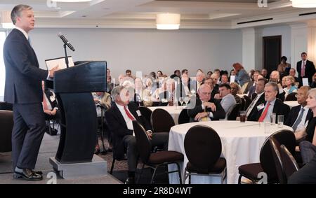 Atlanta, Georgia, USA. 20. Juni 2023. FBI-Direktor Christopher Wray spricht vor dem Publikum auf einer Veranstaltung in Atlanta. Die zunehmende Bedrohung durch den böswilligen Einsatz künstlicher Intelligenz und Gewaltverbrechen waren zwei Schlüsselthemen, über die Direktor Wray sprach. (Kreditbild: © John Arthur Brown/ZUMA Press Wire) NUR REDAKTIONELLE VERWENDUNG! Nicht für den kommerziellen GEBRAUCH! Stockfoto