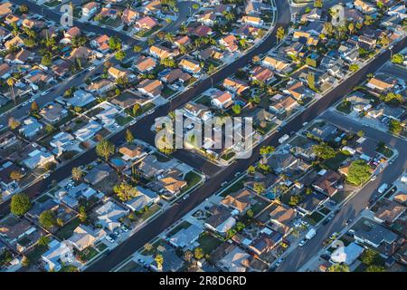 Am späten Nachmittag bietet sich ein unvergleichlicher Blick auf die vorstädtischen Straßen und Häuser in der Nähe von Los Angeles in Simi Valley, Kalifornien. Stockfoto