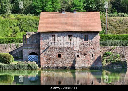 Auf einer alten deutschen Villa versteckt auf dem Land. Stockfoto