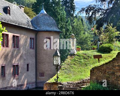 Auf einer alten deutschen Villa versteckt auf dem Land. Stockfoto