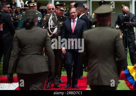 Bogota, Kolumbien. 20. Juni 2023. Der kolumbianische Präsident Gustavo Petro während der Beförderung zum General des Polizeidirektors William Rene Salamanca an der General Santander Police Academy in Bogota, Kolumbien am 20. Juni 2023. Foto von: Chepa Beltran/Long Visual Press Credit: Long Visual Press/Alamy Live News Stockfoto