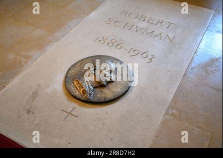 Das Grab von Robert Schuman, dem Vater Europas, in der Kirche Saint-Quentin in Scy-Chazelles, Frankreich Stockfoto