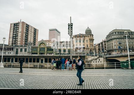 Bilbao, Spanien - 28. März 2023 Fassade des Bahnhofs Bilbao-Abando mit Touristen. Hochwertiges Foto Stockfoto