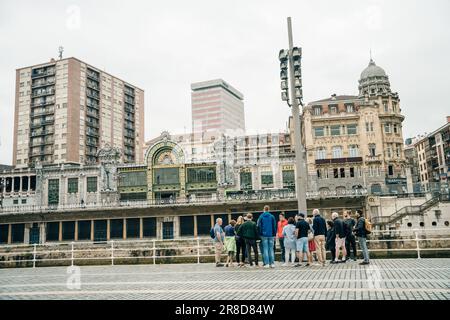 Bilbao, Spanien - 28. März 2023 Fassade des Bahnhofs Bilbao-Abando mit Touristen. Hochwertiges Foto Stockfoto