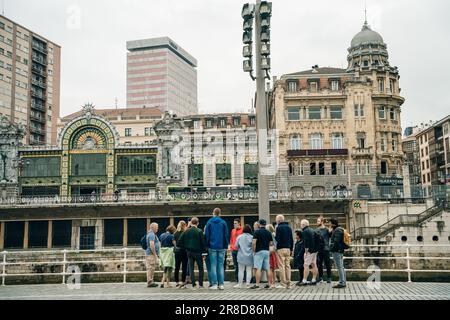 Bilbao, Spanien - 28. März 2023 Fassade des Bahnhofs Bilbao-Abando mit Touristen. Hochwertiges Foto Stockfoto