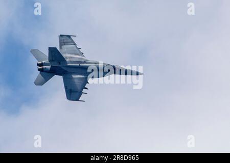 230618-N-PA221-1105 PAZIFIK (18. Juni 2023) ein F/A-18E Super Hornet aus den „Blauen Diamanten“ der Streikkämpfer-Staffel (VFA) 146 fliegt in der Nähe des Flugzeugträgers USS Nimitz (CVN 68). Nimitz führt gerade Routineoperationen durch. (USA Marinefoto von Mass Communication Specialist 3. Class Kevin Tang) Stockfoto