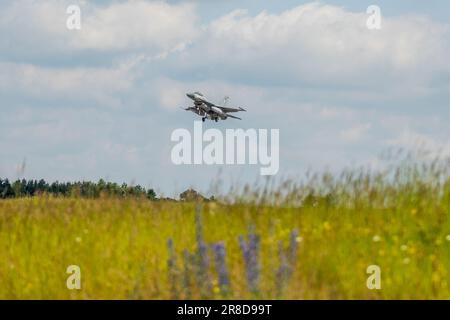 Ein Hellenic Air Force Pilot, der der 347. Fighter Squadron, Griechenland, zugeteilt wurde, bereitet sich auf die Landung eines F-16 Kampfflugzeugs gegen Falcon auf dem Luftwaffenstützpunkt Lechfeld, Deutschland, vor, nachdem er während der Übung Air Defender 2023 (AD23), 14. Juni 2023, eine gemeinsame Flugmission mit der Idaho Nationalgarde und den Pendants der griechischen Luftwaffe durchgeführt hatte. Übung AD23 vereint die US-amerikanische und die alliierte Luftwaffe, um gemeinsame Werte zu verteidigen, während gleichzeitig wichtige Partnerschaften genutzt und gestärkt werden, um Aggressionen abzuwehren. (USA Air National Guard Foto von Master Sgt. Becky Vanshur) Stockfoto