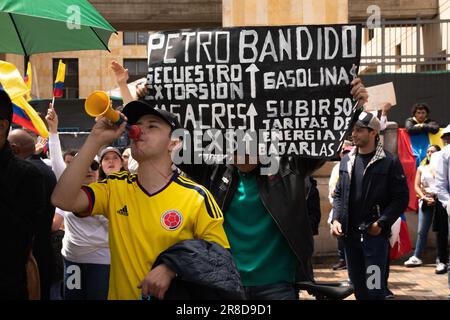 Bogota, Kolumbien. 20. Juni 2023. Die Menschen halten während der gegen die Regierung gerichteten Proteste gegen den kolumbianischen Präsidenten Gustavo Petro und der Reformen von Präsident Gustavo Petro in Bogota, Kolumbien, am 20. Juni 2023 Zeichen gegen den kolumbianischen Präsidenten Gustavo Petro. Foto: Perla Bayona/Long Visual Press Credit: Long Visual Press/Alamy Live News Stockfoto