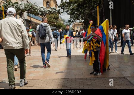 Bogota, Kolumbien. 20. Juni 2023. Während der gegen die Regierung gerichteten Proteste gegen die Regierung und die Reformen von Präsident Gustavo Petro in Bogota, Kolumbien, am 20. Juni 2023 hält ein Lieferant mehrere kolumbianische Flaggen. Foto: Perla Bayona/Long Visual Press Credit: Long Visual Press/Alamy Live News Stockfoto