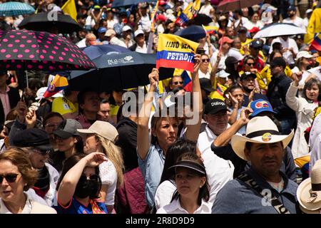 Bogota, Kolumbien. 20. Juni 2023. Ein Demonstrante hält eine Flagge mit der Botschaft "No More Petro" während der regierungsfeindlichen Proteste gegen die Regierung und Reformen von Präsident Gustavo Petro in Bogota, Kolumbien, am 20. Juni 2023. Foto: Perla Bayona/Long Visual Press Credit: Long Visual Press/Alamy Live News Stockfoto