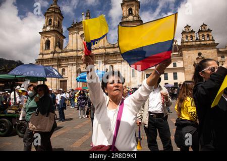 Bogota, Kolumbien. 20. Juni 2023. Eine Frau winkt kolumbianische Flaggen während der regierungsfeindlichen Proteste gegen die Regierung und Reformen von Präsident Gustavo Petro in Bogota, Kolumbien, am 20. Juni 2023. Foto: Perla Bayona/Long Visual Press Credit: Long Visual Press/Alamy Live News Stockfoto