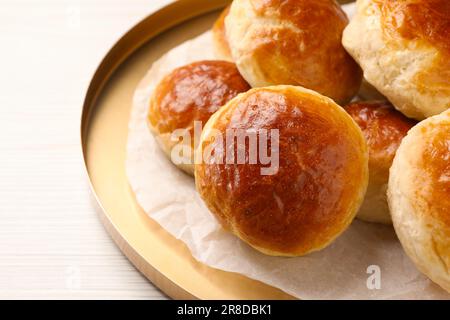 Teller mit frisch gebackenen Soda-Wasser-Scones auf weißem Holztisch, Nahaufnahme Stockfoto