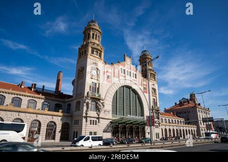 Prag, Böhmen - CZ - 3. Juni 2023 Landschaftsansicht des Prager Hauptbahnhofs (Praha Hlavní nádraží) das historische Gebäude und die Halle sind ausgeschildert Stockfoto