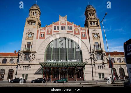 Prag, Böhmen - CZ - 3. Juni 2023 Landschaftsansicht des Prager Hauptbahnhofs (Praha Hlavní nádraží) das historische Gebäude und die Halle sind ausgeschildert Stockfoto