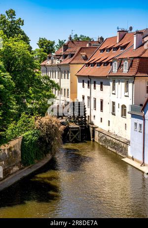 Prag, Böhmen - CZ - 3. Juni 2023 Vertikale Ansicht der Wassermühle Grand Priory am Kanal Čertovka, einem Kanal in Prag, Tschechische Republik. G Stockfoto