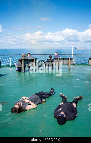 Schlafende Passagiere an Bord Einer DFDS Cross Channel Ferry vor der Sussex Coast, Großbritannien. Stockfoto